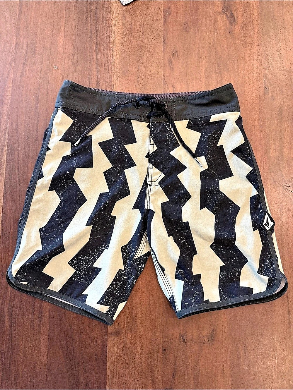 Volcom Mod-Tech Boardshorts Black & Cream Waist 25/Boys 10